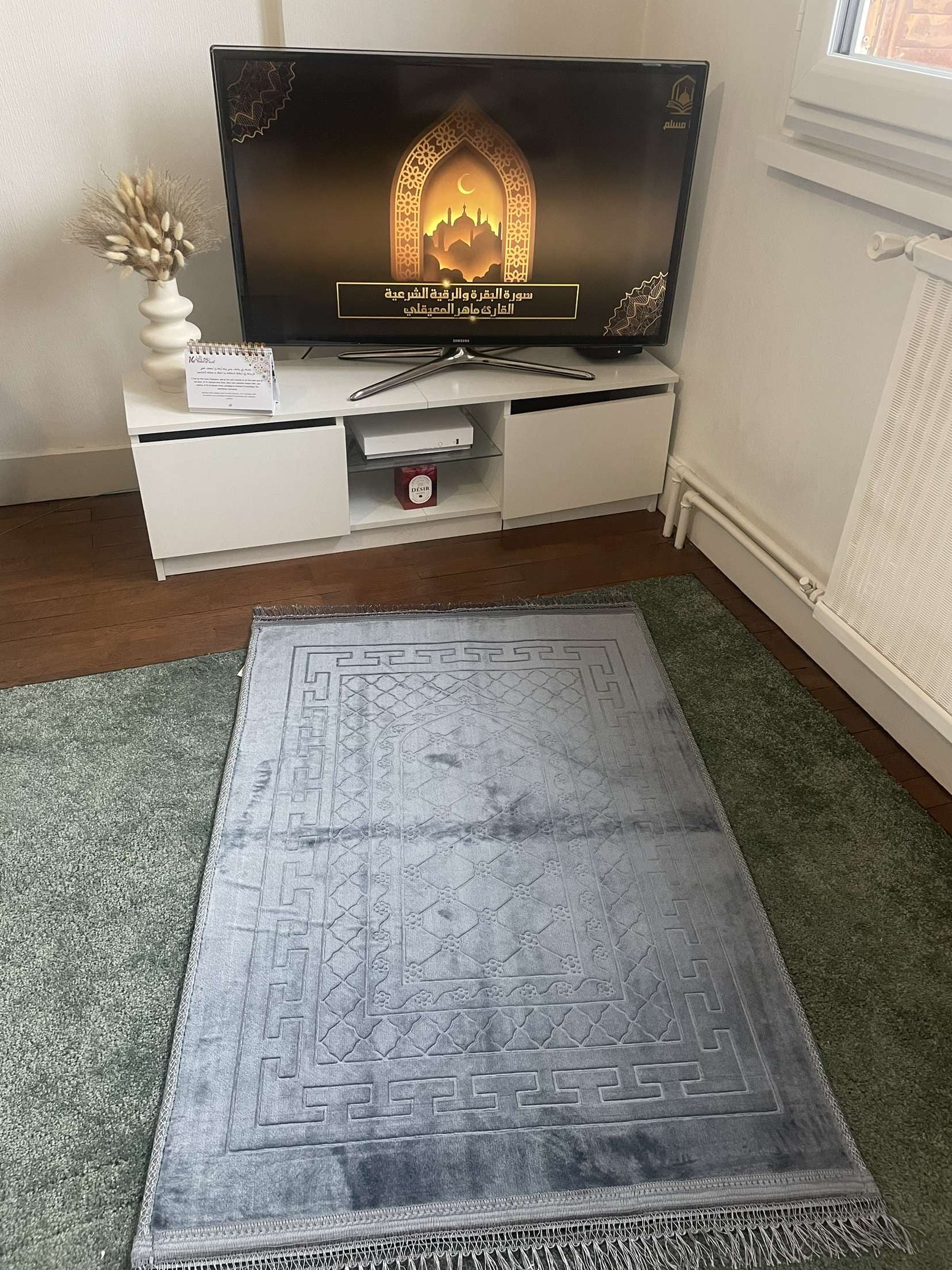 🩶 Tapis de Prière Luxe Velours Gris Perle – Confort, Sobriété & Élégance